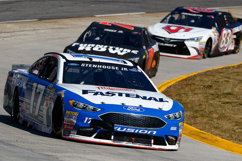 Stenhouse Suffers Early Setback, Finishes 32nd at Martinsville Speedway