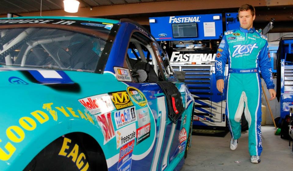 Stenhouse Jr. Finishes 39th at Martinsville After Being Collected in Early Accident