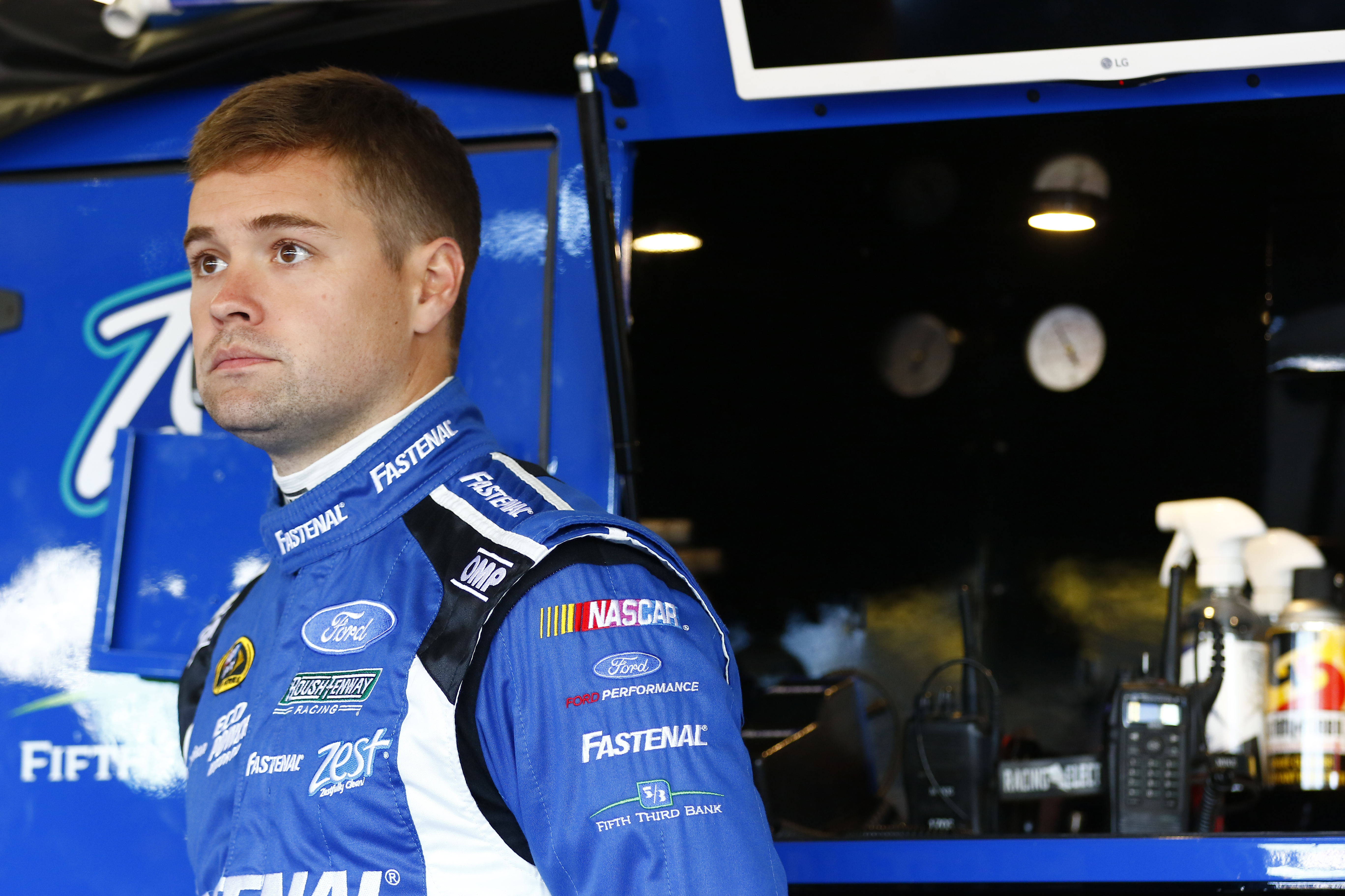 Stenhouse Jr. Finishes 37th After a Tire Issue