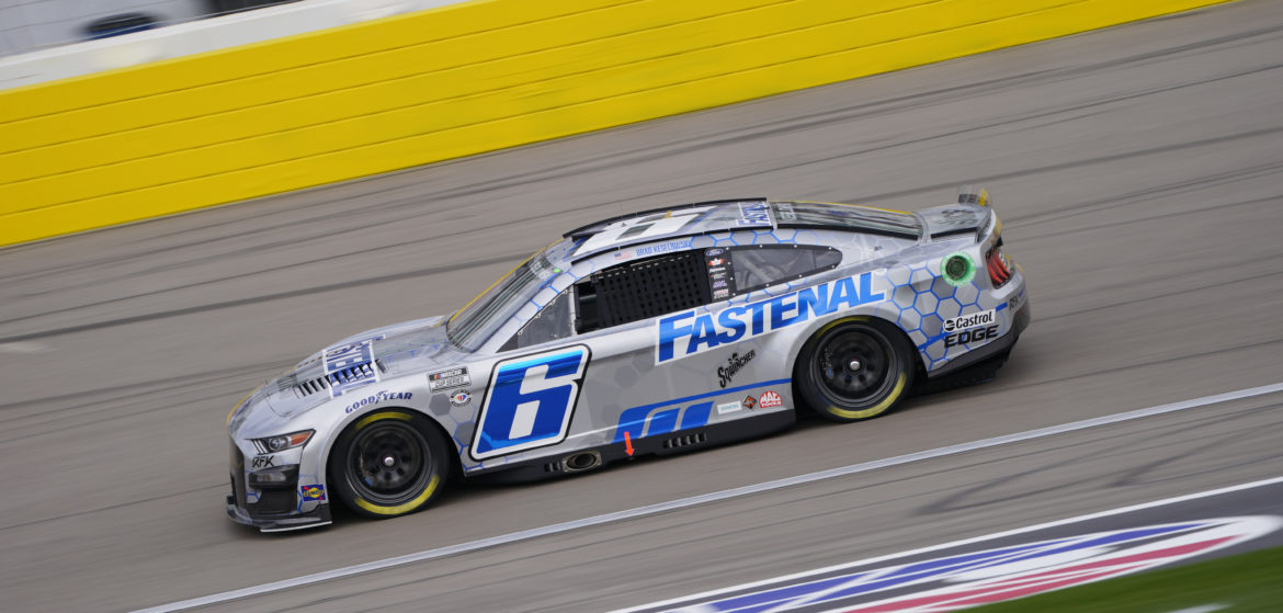 Keselowski Earns Stage Points, Finishes 17th in Las Vegas