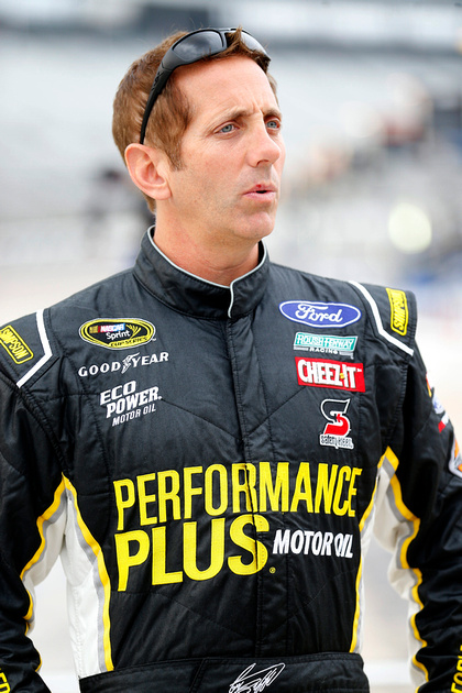 Biffle Crosses the Finish Line 16th in his 500th Consecutive Sprint Cup Start