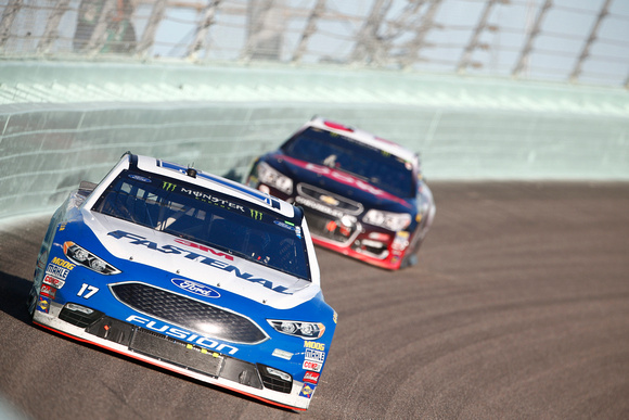 Stenhouse Jr. Bounces Back After Flat Tire to Finish 15th in Season Finale