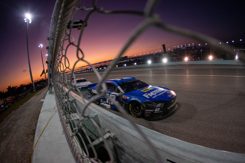 Stenhouse Jr. Scores 19th-Place Finish in Season Finale