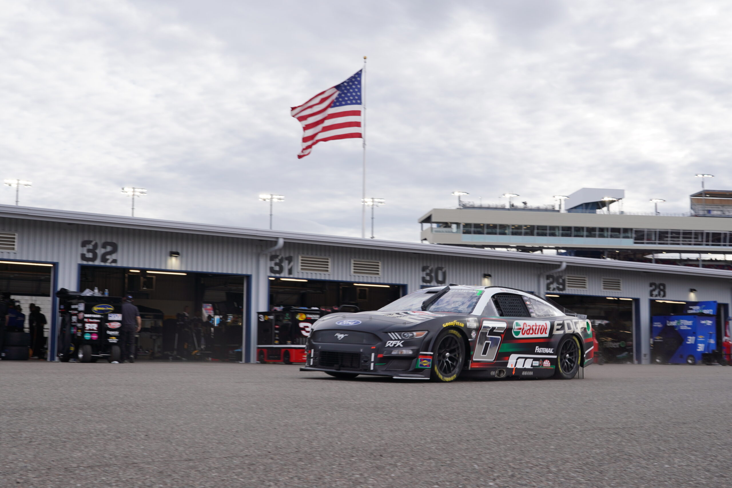 Keselowski Finishes 18th after Promising Day in Phoenix