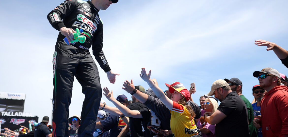 Keselowski Finishes 5th in Chaotic Ending at Talladega