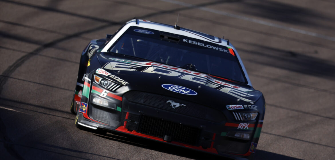 Keselowski Finishes 15th in Season Finale at Phoenix